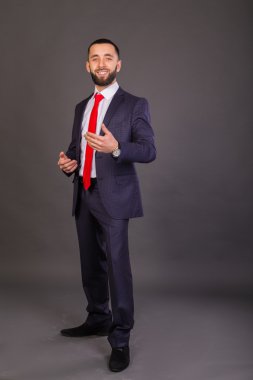 Genç iş adamı. Bir adam bir güzel takım elbise, beyaz gömlek, kırmızı kravat.