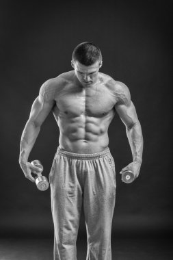 Çok güçlü bir adam salonda yapmaktadır