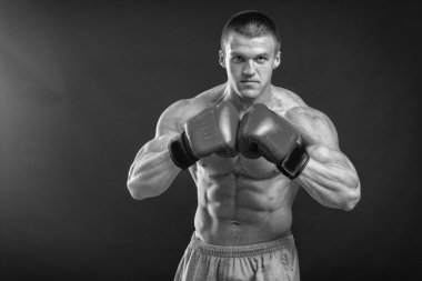 Çok güçlü bir adam salonda yapmaktadır