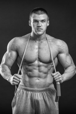 Çok güçlü bir adam salonda yapmaktadır