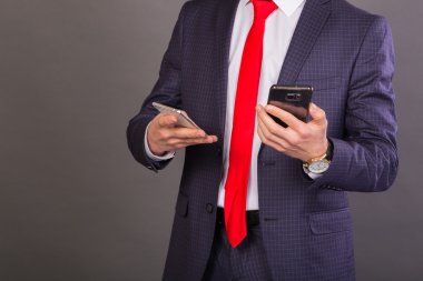 Genç iş adamı. Bir adam bir güzel takım elbise, beyaz gömlek, kırmızı kravat.