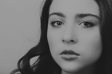 Güzel saç siyah beyaz portre kadınla