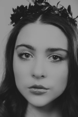 Güzel saç siyah beyaz portre kadınla