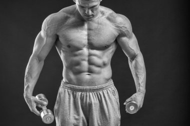 Çok güçlü bir adam salonda yapmaktadır