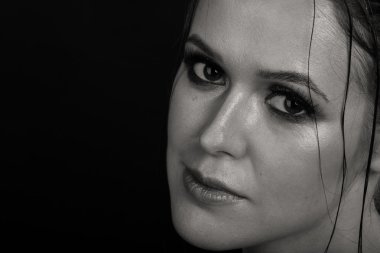 Güzel bir kızın siyah beyaz fotoğrafı.