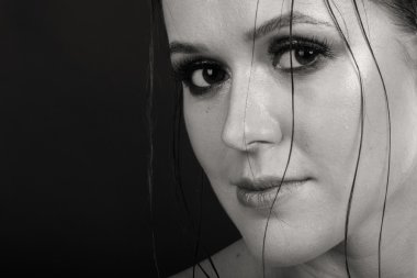 Güzel bir kızın siyah beyaz fotoğrafı.