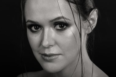 Güzel bir kızın siyah beyaz fotoğrafı.