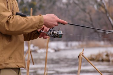 Balık tutma iplik Nehri üzerinde arka plan muhteşem manzara