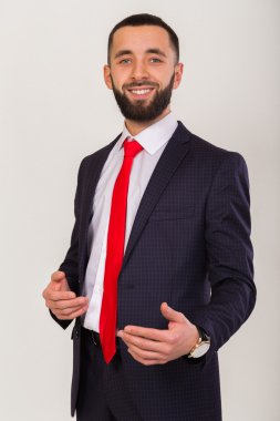 İş takım elbiseli genç şık işadamı.