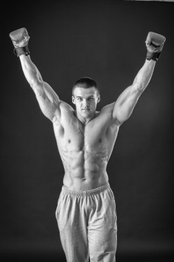 Farklı poz vücut geliştirmeci onların kas gösteren teşkil etmektedir. Karanlık bir arka plan üzerinde hata oluştu. Erkek gösteren kaslar zorlayarak. Güzel kas vücut atlet.