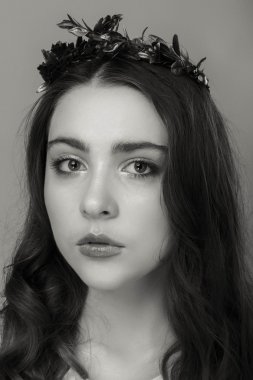 Güzel bir kızın siyah beyaz fotoğrafı.