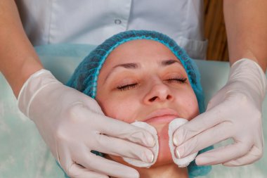 Kozmetik enjeksiyon spa salonda. Güzellik uzmanı hastanın yüz içine enjeksiyon yapar.