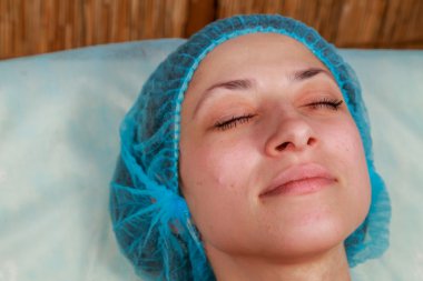 Kozmetik enjeksiyon spa salonda. Güzellik uzmanı hastanın yüz içine enjeksiyon yapar.