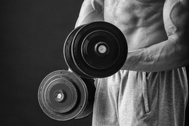 Farklı poz vücut geliştirmeci onların kas gösteren teşkil etmektedir. Karanlık bir arka plan üzerinde hata oluştu. Erkek gösteren kaslar zorlayarak. Güzel kas vücut atlet.