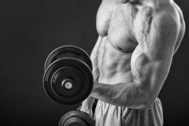 Farklı poz vücut geliştirmeci onların kas gösteren teşkil etmektedir. Karanlık bir arka plan üzerinde hata oluştu. Erkek gösteren kaslar zorlayarak. Güzel kas vücut atlet.