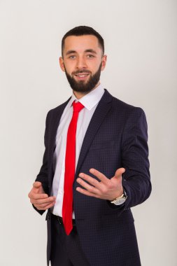 İş takım elbiseli genç şık işadamı.