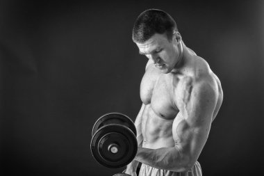 Farklı poz vücut geliştirmeci onların kas gösteren teşkil etmektedir. Karanlık bir arka plan üzerinde hata oluştu. Erkek gösteren kaslar zorlayarak. Güzel kas vücut atlet.