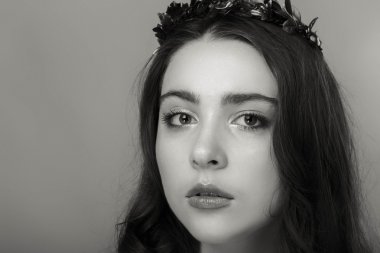 Güzel bir kızın siyah beyaz fotoğrafı.