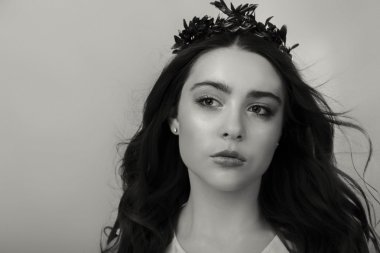 Güzel bir kızın siyah beyaz fotoğrafı.