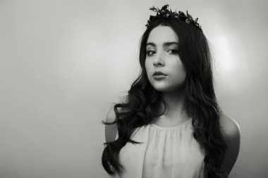 Güzel bir kızın siyah beyaz fotoğrafı.