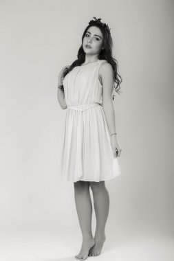 Güzel bir kızın siyah beyaz fotoğrafı.