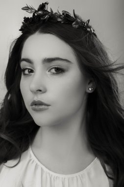 Güzel bir kızın siyah beyaz fotoğrafı.