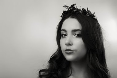 Güzel bir kızın siyah beyaz fotoğrafı.