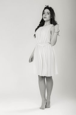 Güzel bir kızın siyah beyaz fotoğrafı.