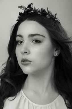 Güzel bir kızın siyah beyaz fotoğrafı.