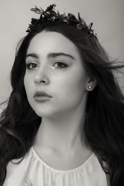Güzel bir kızın siyah beyaz fotoğrafı.