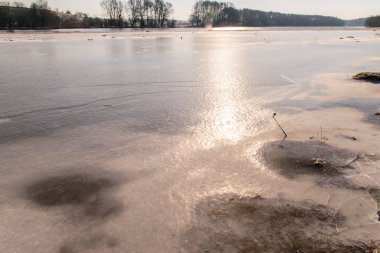 Güzel kış manzara, arazi buzla kaplıdır