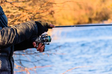Balık tutma iplik Nehri üzerinde arka plan muhteşem manzara