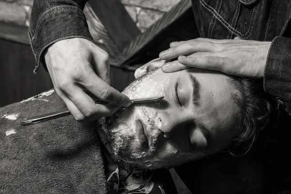 Taglio di capelli uomo Barbiere. Parrucchieri da uomo; barbieri . — Foto Stock