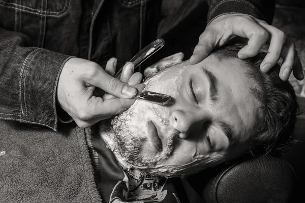 Taglio di capelli uomo Barbiere. Parrucchieri da uomo; barbieri . — Foto Stock