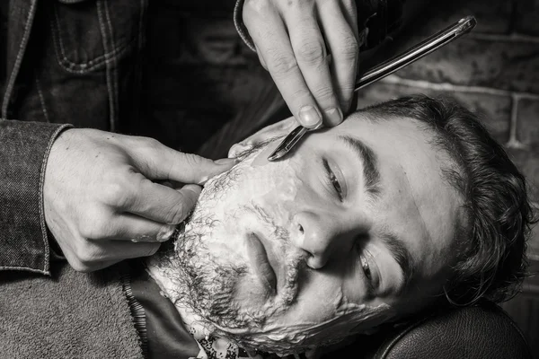 Стрижка чоловіків перукарня. Чоловічі перукарі; перукарі . — стокове фото