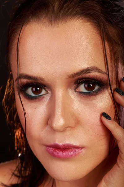 Precioso retrato de belleza. Hermosa mujer con maquillaje profesional. Los ojos expresivos, la piel perfecta . — Foto de Stock