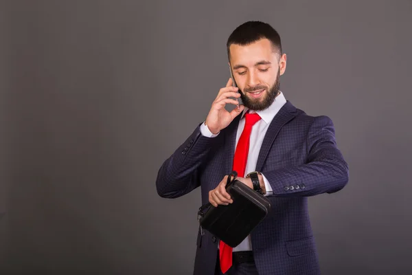 Jungunternehmer. ein Mann im schönen Anzug, weißem Hemd, roter Krawatte. — Stockfoto