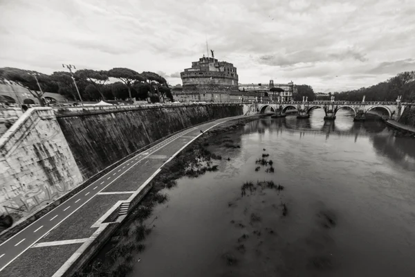 ROMA - 12 de enero: Bonita vista del río Tíber 12 de enero de 2016 en Roma, Italia . —  Fotos de Stock