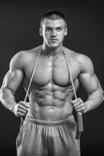 Çok güçlü bir adam salonda yapmaktadır