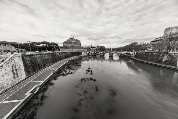 ROMA - 12 gennaio: Bella vista sul fiume Tevere 12 gennaio 2016 a Roma . — Foto Stock