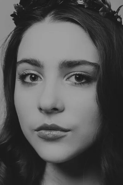 Mujer con hermoso cabello retrato en blanco y negro — Foto de Stock