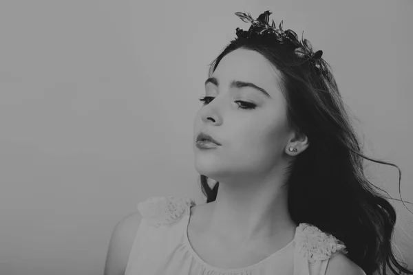 Mujer con hermoso cabello retrato en blanco y negro — Foto de Stock