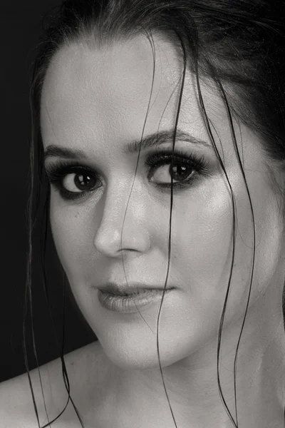 Güzel bir kızın siyah beyaz fotoğrafı.