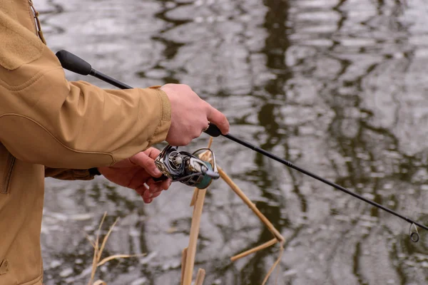 Fiske spinning på bakgrunden vackra landskapet vid floden — Stockfoto