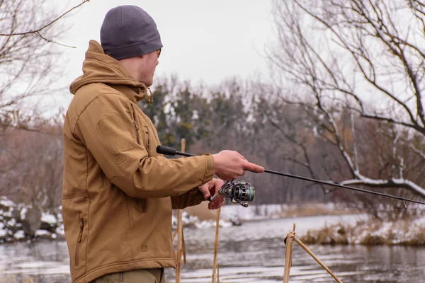 Pesca filatura sullo sfondo splendido paesaggio sul fiume — Foto Stock