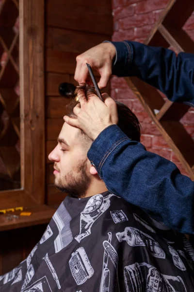 Barbeiro pentes cliente Barbershop — Fotografia de Stock