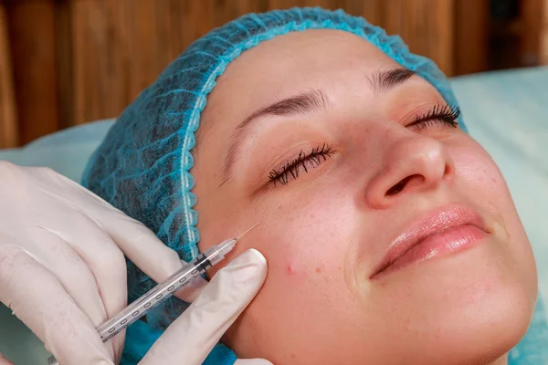 Iniezione cosmetica nel salone spa. Estetista fa l'iniezione nel viso del paziente . — Foto Stock