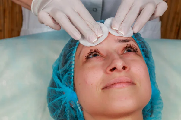 Cosmetische injectie in de spa salon. Schoonheidsspecialiste maakt injectie in het gezicht van de patiënt. — Stockfoto