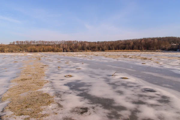 Красивий зимовий пейзаж, земля покрита льодом — стокове фото