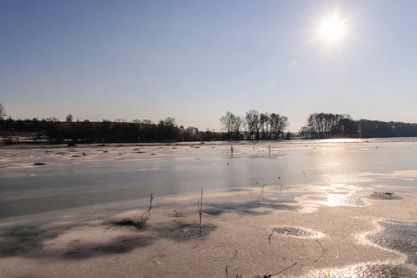 Hermoso paisaje de invierno, la tierra está cubierta de hielo —  Fotos de Stock